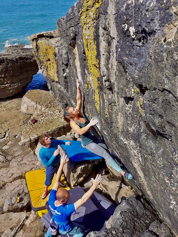 Coach Jemma Powell bouldering